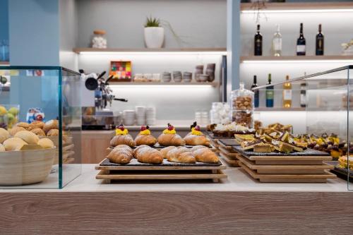 a bakery with bread and pastries on display at Hotel Roxy & Beach in Cesenatico