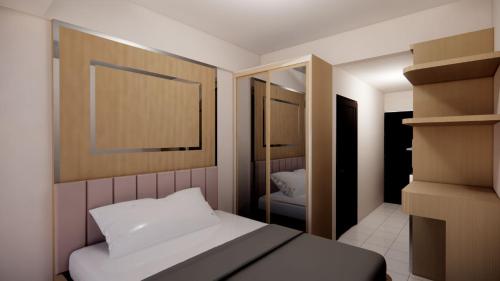 - une petite chambre avec un lit et un miroir dans l'établissement Lenggo - Apartement Meisterstadt Pollux Habibie 52-05, à Kangboi