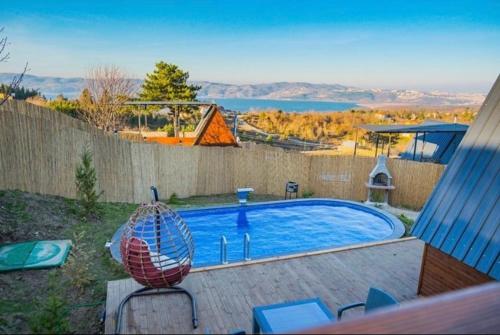 una piscina con una silla y una valla en Grand Sijan Bungalov, en Sakarya