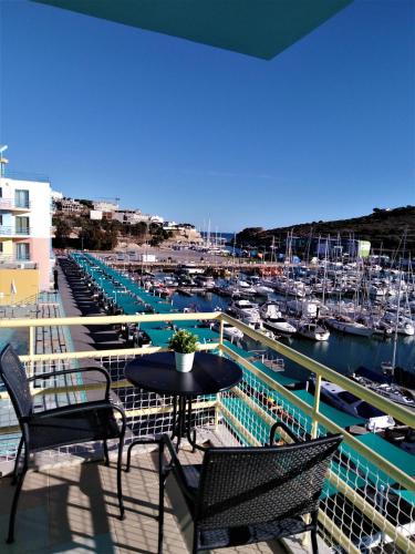 a balcony with tables and chairs and a marina at Apartemento da Marina in Albufeira