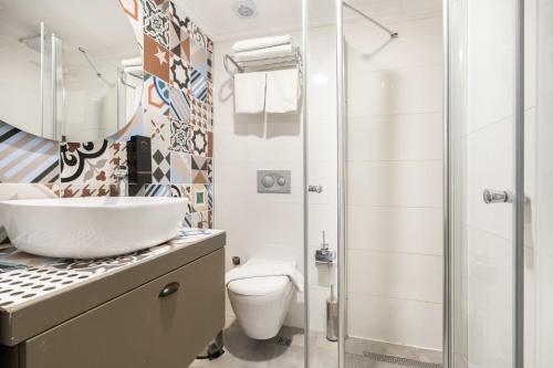 La salle de bains est pourvue d'un lavabo et d'une douche. dans l'établissement Cozy Studio Flat near Hadrians Gate, à Antalya