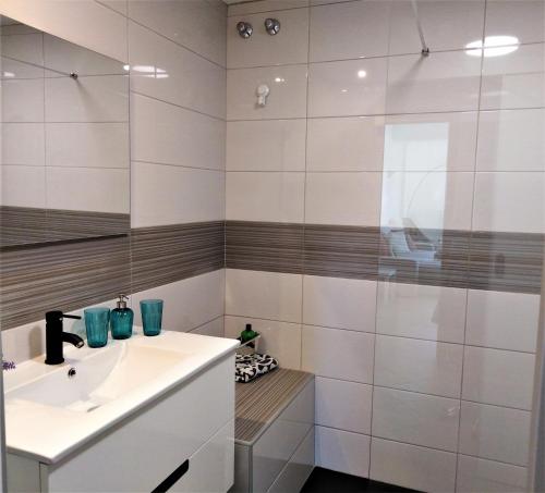 a bathroom with a sink and a shower at Apartemento da Marina in Albufeira