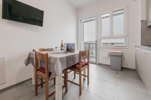 a kitchen and dining room with a table and chairs at Realkasa Fiera District Flat in Bologna