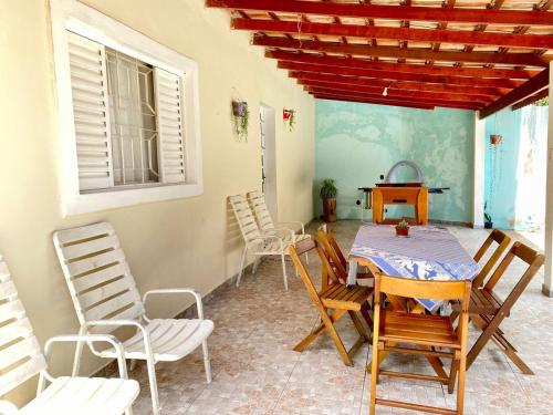 a dining room with a table and chairs at Chácara das Suculentas in Mairiporã