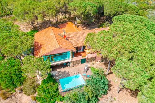 an overhead view of a house with a swimming pool at Tenuta Delle Ripalte in Capoliveri