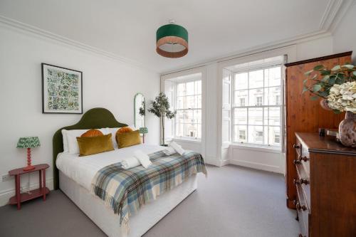 Postel nebo postele na pokoji v ubytování Luxury 3 Bedroom Apt On Edinburgh's Royal Mile