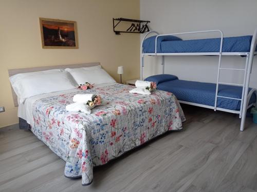 - deux chiens dormant sur un lit dans une chambre dans l'établissement Villa Rosa B&B Room Vesuvio, à SantʼAntonio Abate
