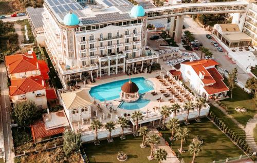 een luchtzicht op een hotel met een zwembad bij Wellness Santa Hotel - adults plus12 in Agia Triada