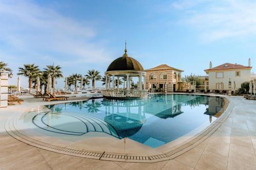 uma piscina com um gazebo num resort em Wellness Santa Hotel em Hagia Triada