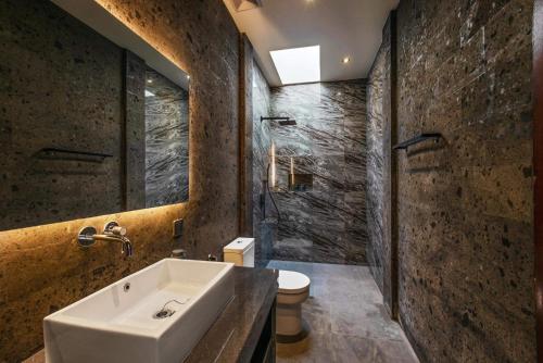 ein Badezimmer mit Waschbecken und Toilette in der Unterkunft New modern & minimalist Villa in Canggu