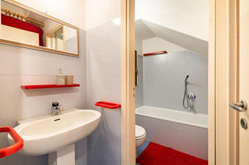 ein weißes Badezimmer mit Waschbecken und Toilette in der Unterkunft CASA MANU FINALE LIGURE in Finale Ligure