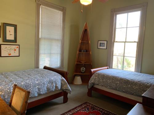 sypialnia z dwoma łóżkami i choinką świąteczną w obiekcie 321# Downtown Antique Rose house w mieście San Antonio