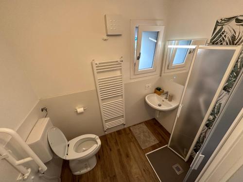 a small bathroom with a toilet and a sink at LOCANDA LA CAMPAGNOLA orari check in dalle 1130 alle 1530 e dalle 1830 alle 2330 in Vignola