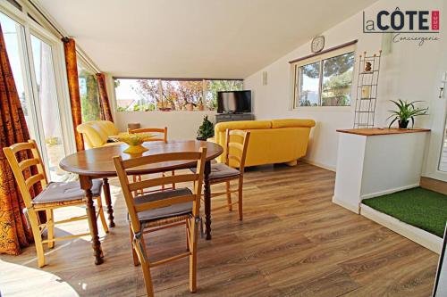 un salon avec une table, des chaises et un canapé dans l'établissement Sous les pins T2 côte bleue lacote immo 4, à Carry-le-Rouet