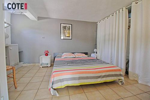 En eller flere senge i et værelse på Sous les pins T2 côte bleue lacote immo 4