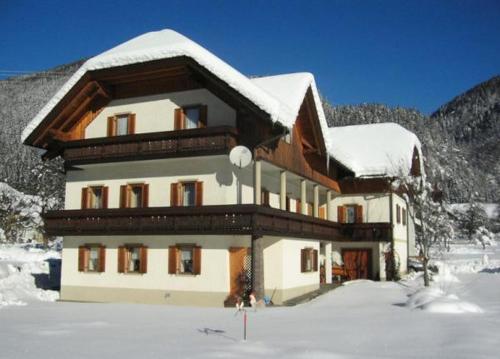 Kirchbach的住宿－舒斯特爾旅館，上面有雪的建筑
