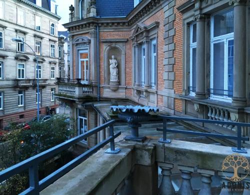 ein Gebäude mit einer Statue auf der Seite in der Unterkunft Adonis Hotel Strasbourg in Straßburg
