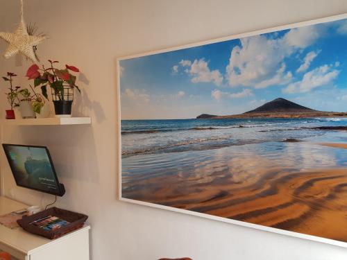 a painting of the beach on a wall at Vivienda con 3 habitaciones PRÍNCIPE del SILENCIO in Gijón