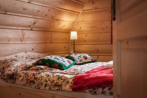 Ліжко або ліжка в номері Przytulne Domki u Kantora nr 2