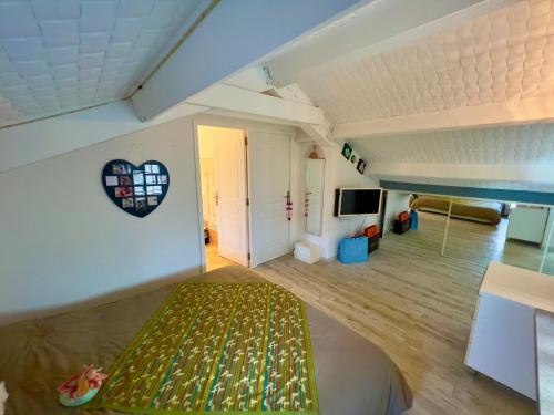 Una habitación con una cama y un corazón en la pared en Villa Natval - 600 m2, en Antibes
