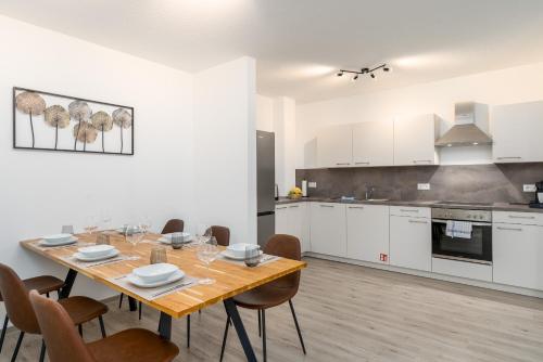 a dining room with a table and chairs in a kitchen at Liberty Home Platinum - Apartments in Hannover