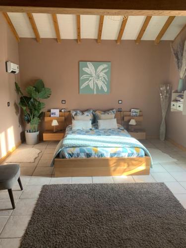 sypialnia z dużym łóżkiem w pokoju w obiekcie chambre salon indépendant, salle de bain wc privés, jardin privé, piscine partagée près d'un lac w mieście Mesnil-Saint-Père
