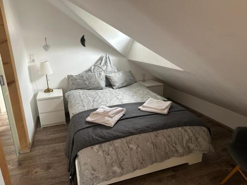 um quarto com uma cama com duas toalhas em Old Bridge View Apartment em Heidelberg