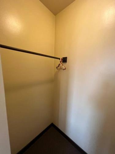 esquina de una habitación con pared en Habitación Privada-Corso Cbba 23, en Cochabamba