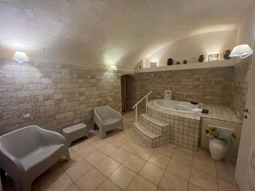 e bagno con vasca, servizi igienici e lavandino. di Antica Mateola a Matera