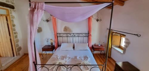 Ένα ή περισσότερα κρεβάτια σε δωμάτιο στο Ioanna 's Place