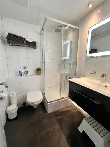 y baño con aseo, lavabo y ducha. en Ostsee-Fördeblick en Laboe