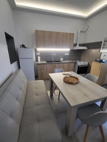 eine Küche mit einem Tisch und einem Sofa in einem Zimmer in der Unterkunft Evangelia's Cozy House in Ermoupoli