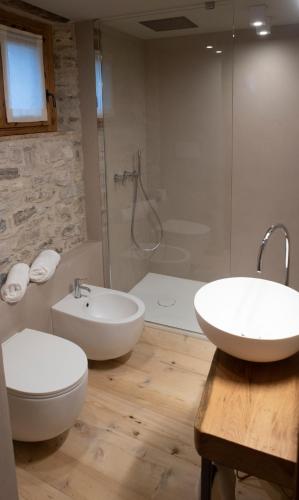 a bathroom with two sinks and a shower at Agriturismo Casaborgomarche in Valdobbiadene