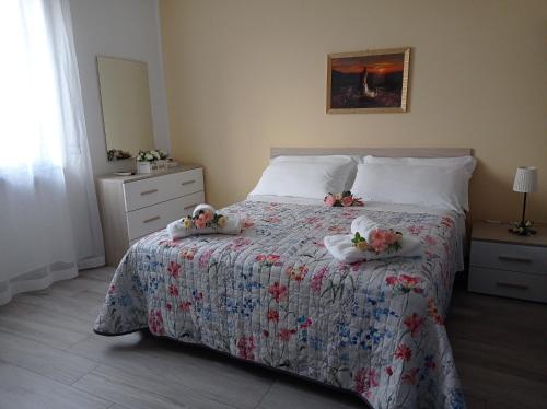 - une chambre avec un lit avec deux animaux rembourrés dans l'établissement Villa Rosa B&B Room Vesuvio, à SantʼAntonio Abate