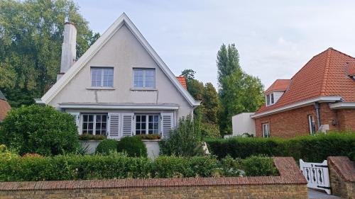 una casa bianca con tetto rosso di HIDDEN GEM Centre of BRUGES free PARKING a Bruges