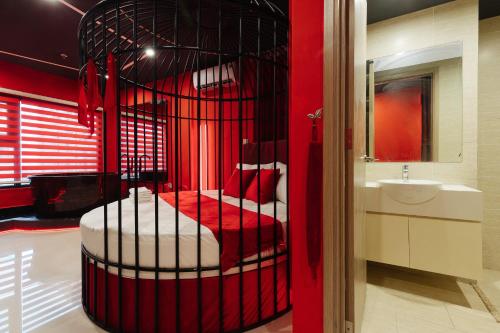 ein Schlafzimmer mit einem Bett in einem Käfig mit einem Waschbecken in der Unterkunft Homstay vinhomes oceanpark in Hanoi