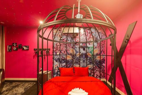 ein rotes Schlafzimmer mit einem roten Bett in einem Käfig in der Unterkunft Homstay vinhomes oceanpark in Hanoi