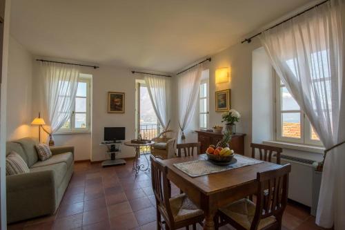a living room with a table and a couch at Il Poggio Di Bellagio in Bellagio
