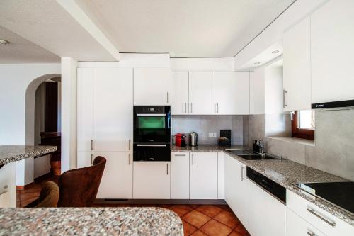 Kuchyň nebo kuchyňský kout v ubytování Lilia Apartment by Quokka 360 - large flat with panoramic view of Locarno