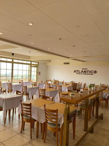 Hotel Atlántico Suitesにあるレストランまたは飲食店
