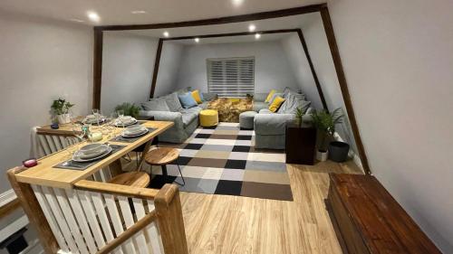 - un salon avec un canapé et une table dans l'établissement Stunning Luxury Apartment in Central Lymington, à Lymington