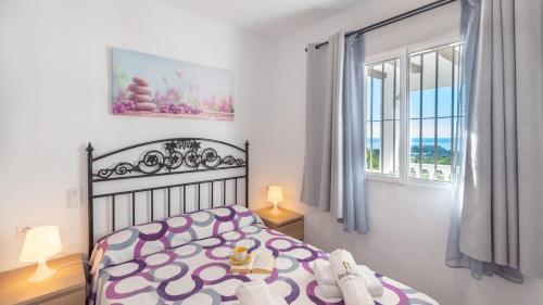 1 dormitorio con cama y ventana grande en Casa Maite Sol Nerja by Ruralidays, en Nerja