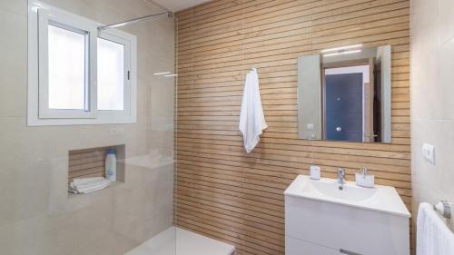 y baño con lavabo, aseo y espejo. en Casa Maite Sol Nerja by Ruralidays, en Nerja