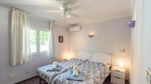 a bedroom with a bed with two towels on it at Casa Holly Comares by Ruralidays in Comares