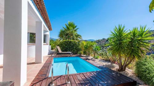 a swimming pool in the backyard of a house at Casa Holly Comares by Ruralidays in Comares