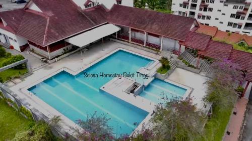 een luchtzicht op een huis met een zwembad bij OCEAN ESCAPE@Selesa Hillhomes, Bukit Tinggi Pahang in Bentong