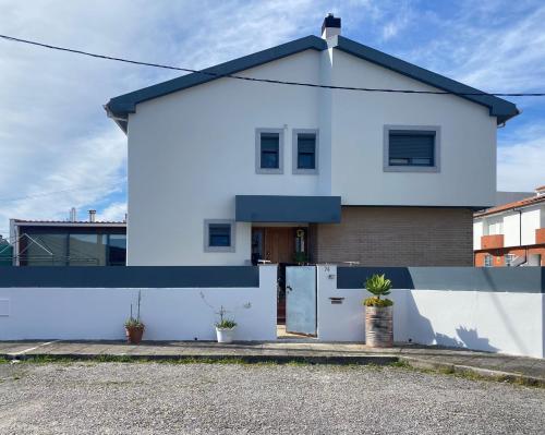 Casa blanca con techo azul en Barrosa House, en Vila Praia de Âncora