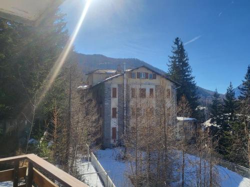 A general mountain view or a mountain view taken from Az apartmant