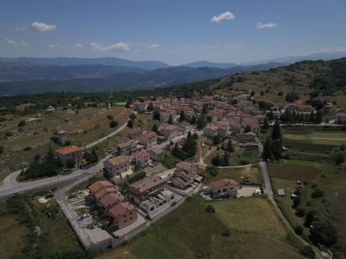 une vue aérienne sur une ville avec des maisons et une route dans l'établissement Vista Panoramica ALTOPIANO DELLE ROCCHE, à Terranera