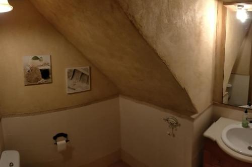 un piccolo bagno con lavandino e servizi igienici di Preciosa casa de 2 pisos a 50 metros de la playa a Canet de Mar